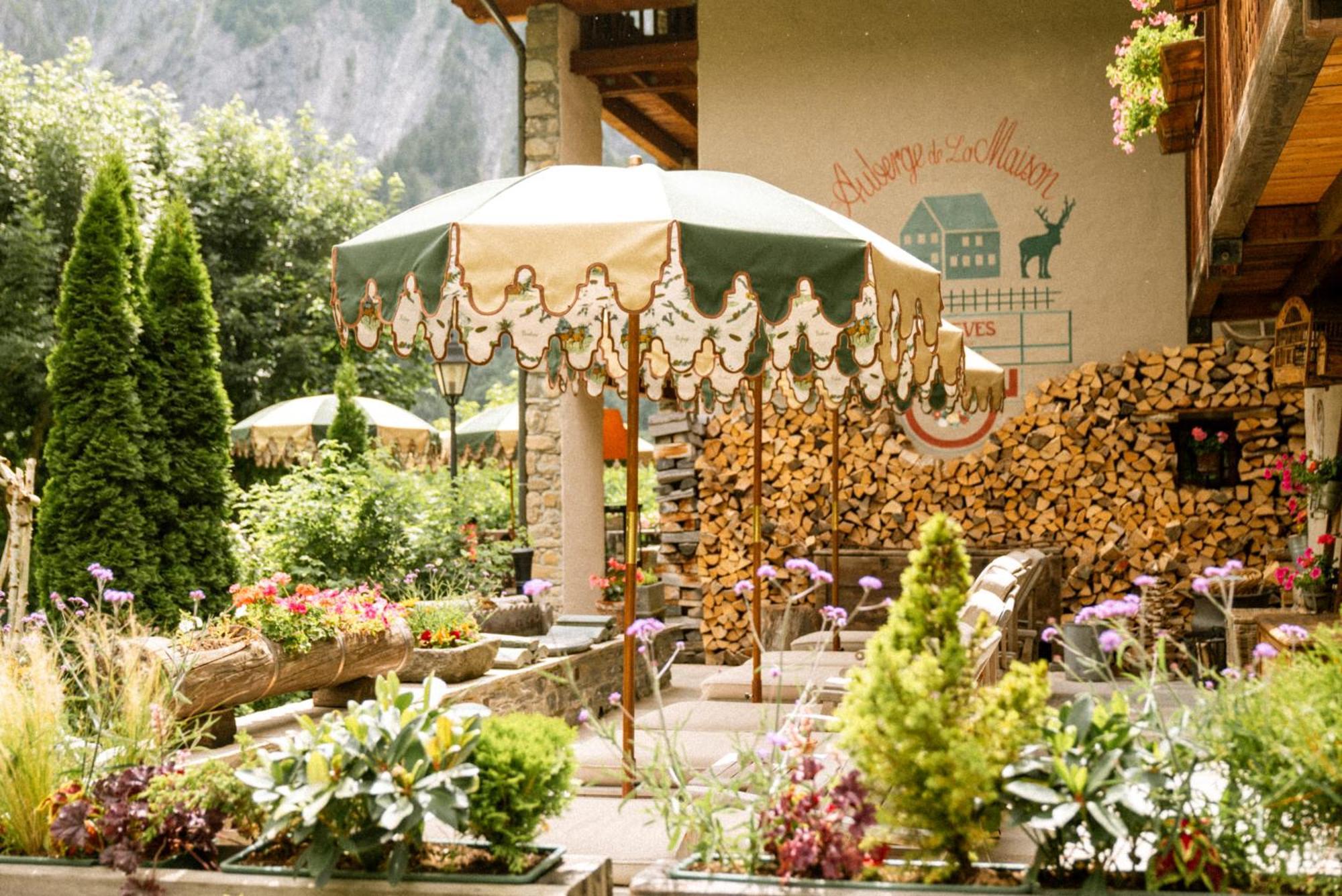 Auberge De La Maison Курмайор Екстериор снимка